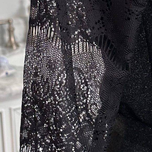 Carmen Marc Valvo black party dress with lace sleeves. - Picture 4 of 12